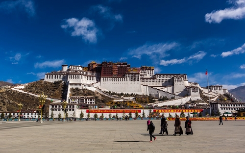 Lhasa, Tây Tạng, Trung Quốc: Là trái tim của đất phật Tây Tạng, Lhasa đem lại cho du khách những trải nghiệm văn hóa, tôn giáo và ẩm thực độc đáo. Với 85,56 điểm, Lhasa đứng ở vị trí số 10 trong danh sách những thành phố tuyệt nhất châu Á.  