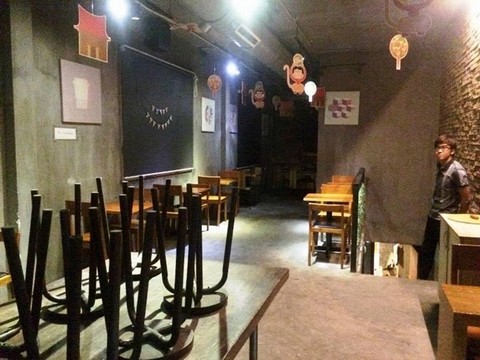 Hàng chục côn đồ đánh gục hai thanh niên giữa phố