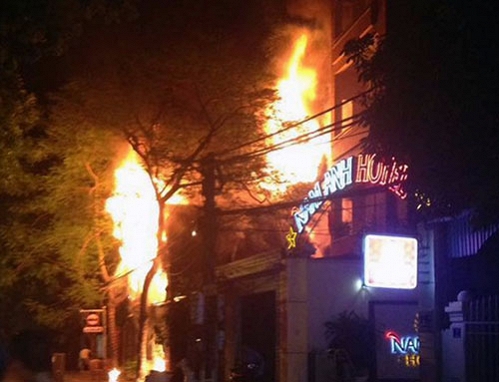 Cháy quán bar, 'dân chơi' chạy tán loạn