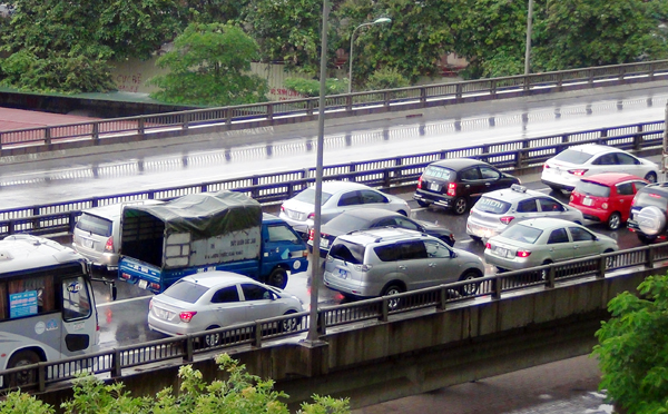 Đến hơn 9h, hàng ngàn phương tiện vẫn nằm bất động trên cây cầu cạn