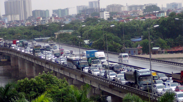 Hà Nội: Hàng ngàn ô tô &quot;chết cứng&quot; ở đường trên cao