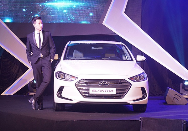 Hyundai-Elantra-2016-01.jpg
