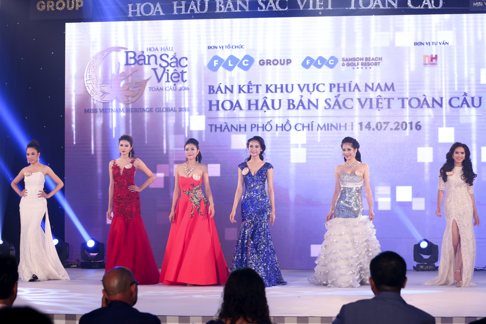 Thí sinh trình diễn trang phục dạ hội