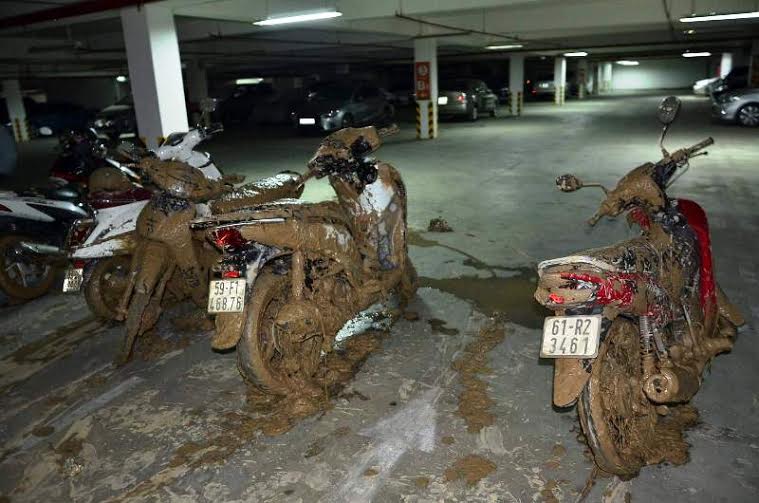 Nhiều xe máy bị vùi lấp