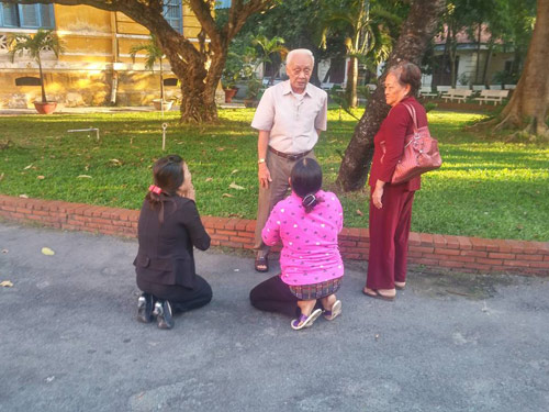 Mẹ bị cáo Tiến quỳ trước sân tòa xin lỗi gia đình nạn nhân. Bà nói muốn đến tạ lỗi nhưng không dám vì tội lỗi của con quá lớn