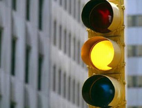 Xử phạt vượt đèn vàng như đèn đỏ là trái luật?