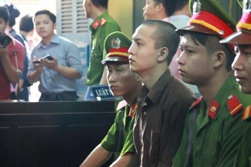 Ở phiên tòa phúc thẩm này, HĐXX sẽ xem xét đơn xin giảm nhẹ án tử hình của Vũ Văn Tiến; án 16 năm tù của Trần Đình Thoại – đều là đồng phạm với chủ mưu Nguyễn Hải Dương. Trong ảnh: Bị cáo Vũ Văn Tiến có mặt tại tòa.