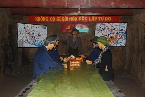 Các hình ảnh trưng bày tại địa đạo Củ Chi vô cùng sống động, bạn sẽ tưởng như mình đang đứng trong những giây phút lịch sử quan trọng, khi vừa xem vừa nghe hướng dẫn viên thuyết minh.
