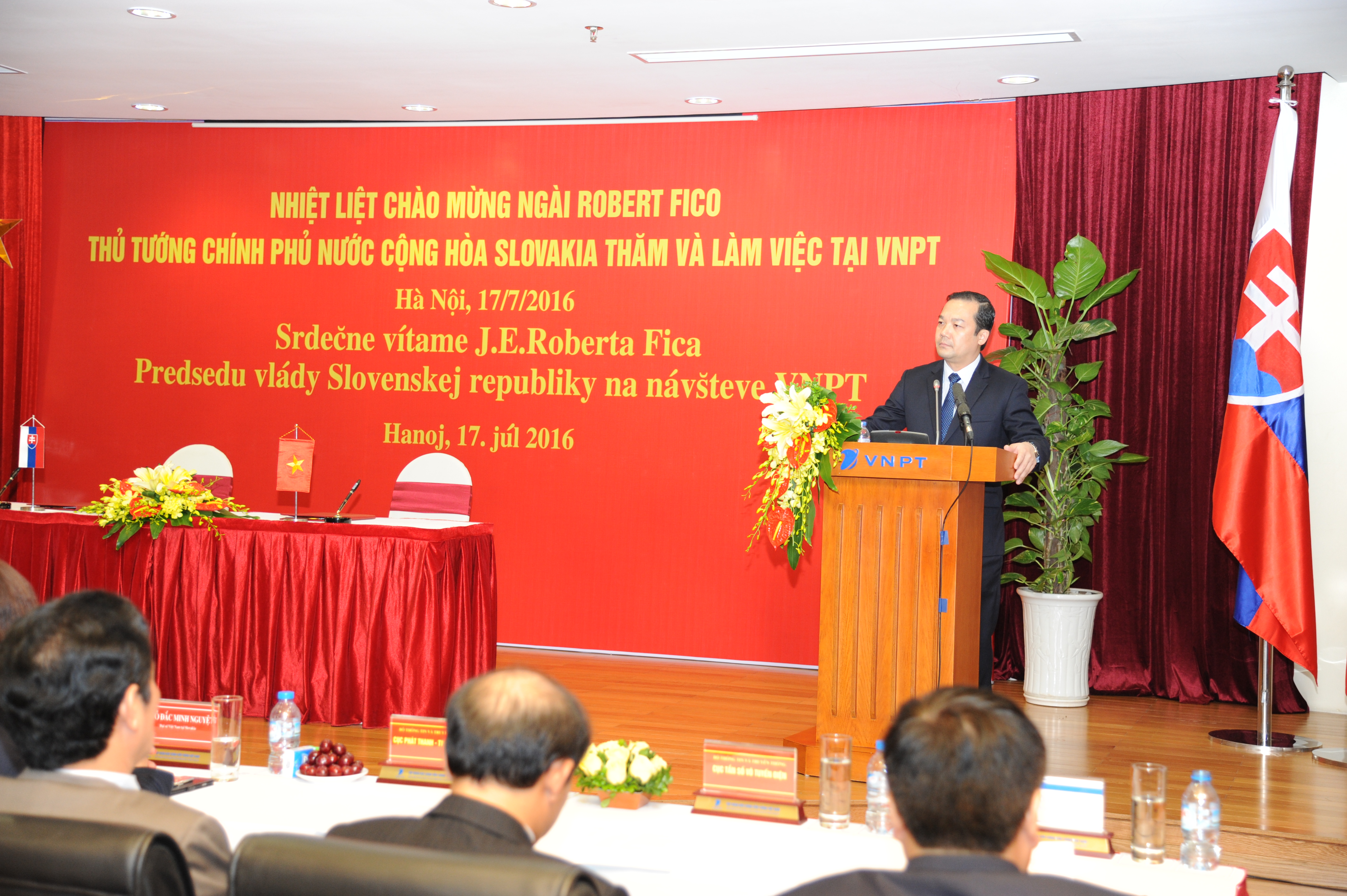  Ông Phạm Đức Long - Tổng Giám đốc VNPT cho biết việc ký kết Biên bản ghi nhớ về hợp tác với SCS ngày hôm nay sẽ mở ra một giai đoạn mới trong hợp tác giữa VNPT và các đối tác Slovakia. Cộng đồng hơn 5.000 người Việt tại Slovakia chính là những khách hàng tiềm năng và là cầu nối để VNPT có thể thâm nhập thị trường và cộng đồng người Việt tại các nước EU.