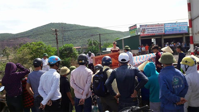 Hai bà cháu bị tàu hỏa đâm văng xa 15 m
