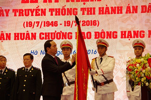 Tổng cục Thi hành án dân sự đón nhận Huân chương hạng nhất