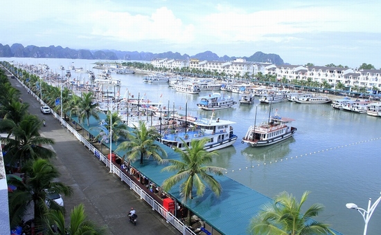 Mái che đường dẫn du khách xuống tàu có chiều rộng hơn 10m, trải dài quanh Cảng gần 2km được thiết kế bằng hệ thống khung thép kiên cố, mái tôn lạnh che nắng, mưa cho du khách xuống tận tàu.