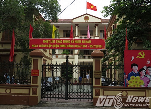 Phòng làm việc của Chủ tịch UBND quận bốc cháy