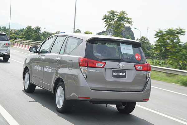 Toyota-Innova-2016_05.jpg