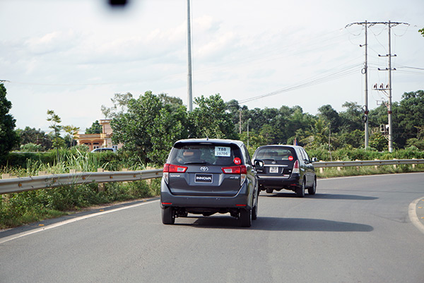 Toyota-Innova-2016_18.jpg