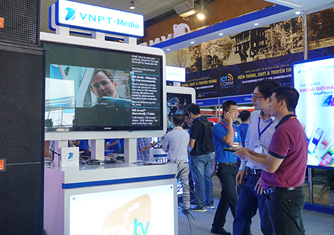 Khách tham quan trải nghiệm dịch vụ MyTV
