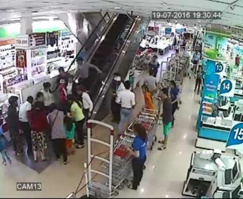 Bé trai 2 tuổi bị kéo vào khe thang cuốn siêu thị