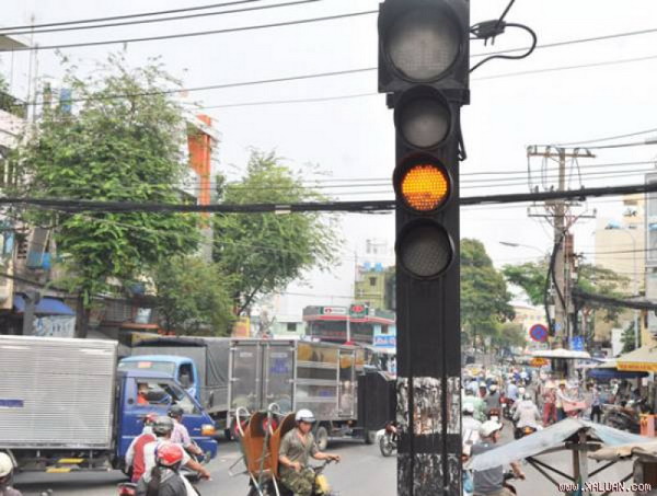 Vượt đèn vàng phạt như vượt đèn đỏ