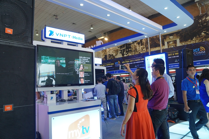  Người xem có thể tra cứu ngay lập tức thông tin liên quan về các chương trình đang xem trên MyTV Khách tham quan thực sự thích thú với những trải nghiệm mới trên MyTV