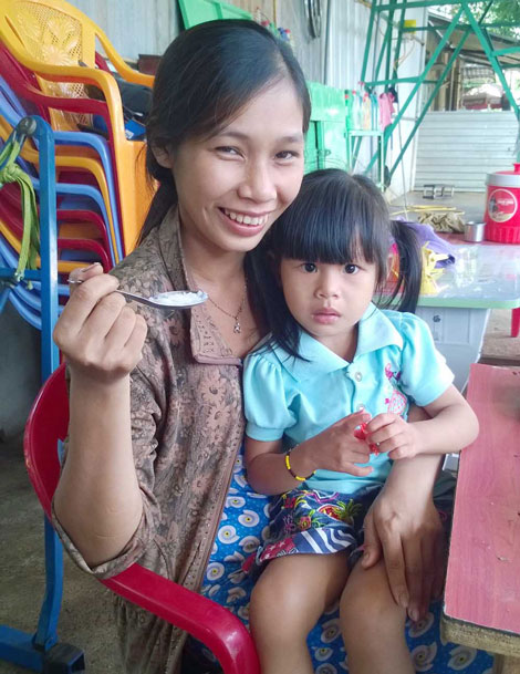 Lần đầu tiên trong đời, bé Ngọc Yến đã được mẹ đẻ bón từng thìa cơm.