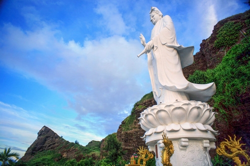 Chùa Đỉnh Liêm hay chùa Đục là một cụm các công trình kiến trúc được xây dựng trên núi Giếng Tiền, bắt đầu bằng cổng chùa với một lối đi dẫn đến bức tượng Quán Thế Âm cao 27 mét ở chân núi