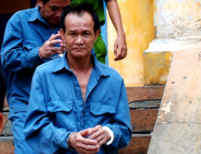 Phương bị dẫn giải sau phiên tòa. Ảnh: P.Chung.