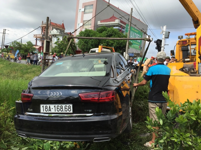Xe Audi A8 bị tàu hỏa tông văng xuống mương