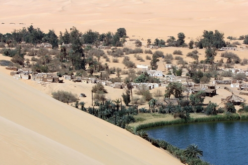 Hồ Gaberoun, một hồ nước mặn tạo nên một ốc đảo tại khu vực Wadi al-Hayaa và Sabha, phía Tây Nam Libya. (Nguồn: AFP)