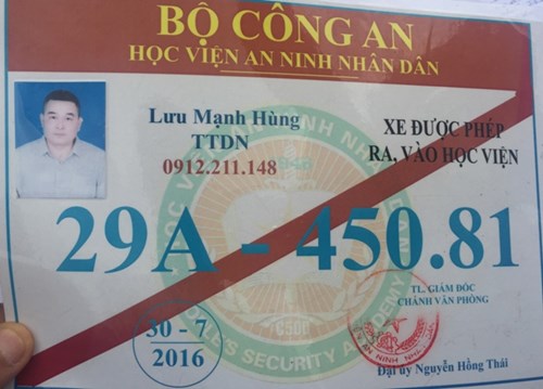 Tước hàng loạt phù hiệu Bộ Công an gắn trên ô tô tư nhân