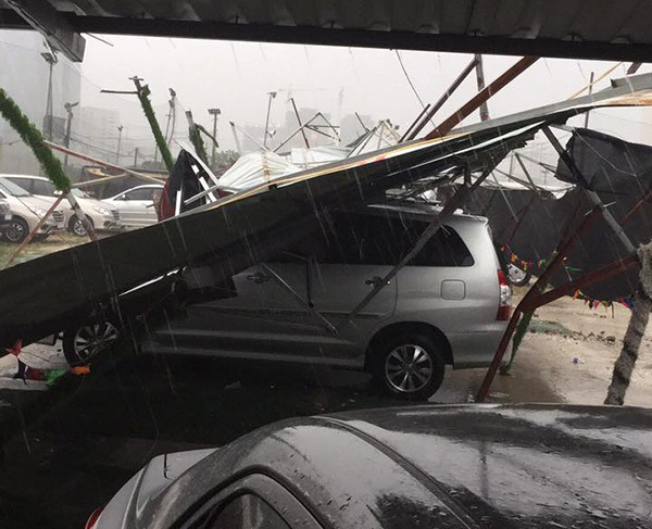 Ô tô bẹp vì mái nhà để xe sập đè xuống