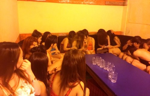 Bất ngờ bị kiểm tra, tiếp viên mặc bikini chạy tán loạn trong nhà hàng