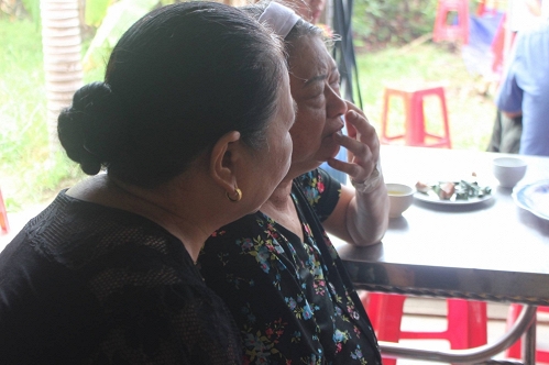 Người nhà đau buồn trước sự ra đi của chị Trâm khi tuổi đời còn quá trẻ, để lại con thơ chưa đầy tháng tuổi. 