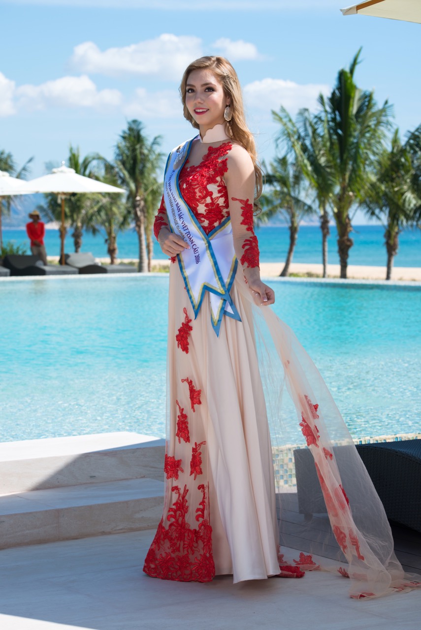 Anna My Linh Pham là thí sinh có hình thể khỏe mạnh, song cô rất tự tin khoác lên mình bộ áo dài cách điệu. Trong trang phục này, Anna trông thật rạng rỡ và đáng yêu.