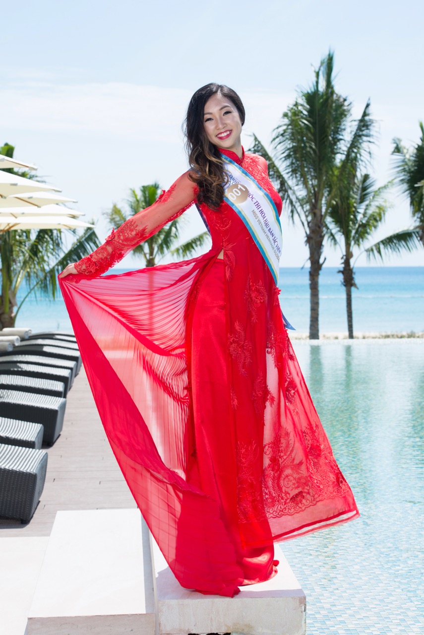 Thí sinh An My Hoang Nguyen tạo dáng điệu đà với bộ áo dài màu đỏ quyến rũ