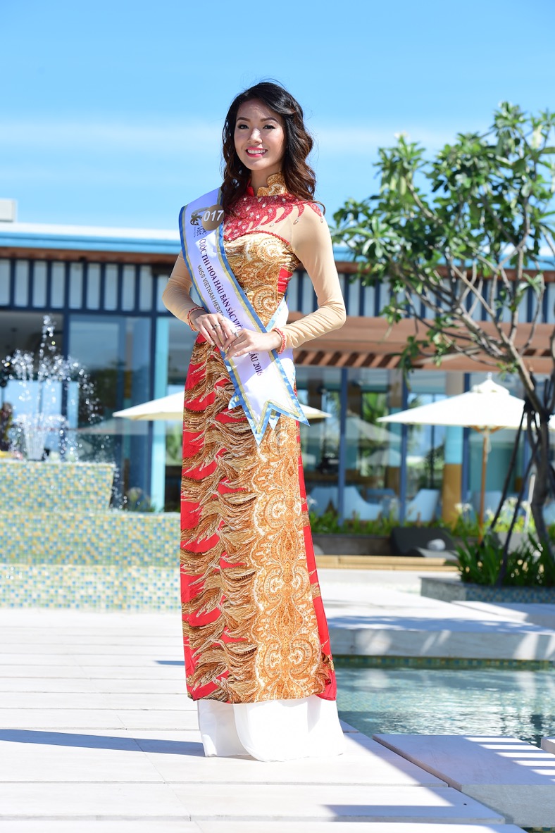 Còn Abby Thien My Tang lại khoác lên mình bộ trang phục có họa tiết lạ mắt nhưng không kém phần sang trọng