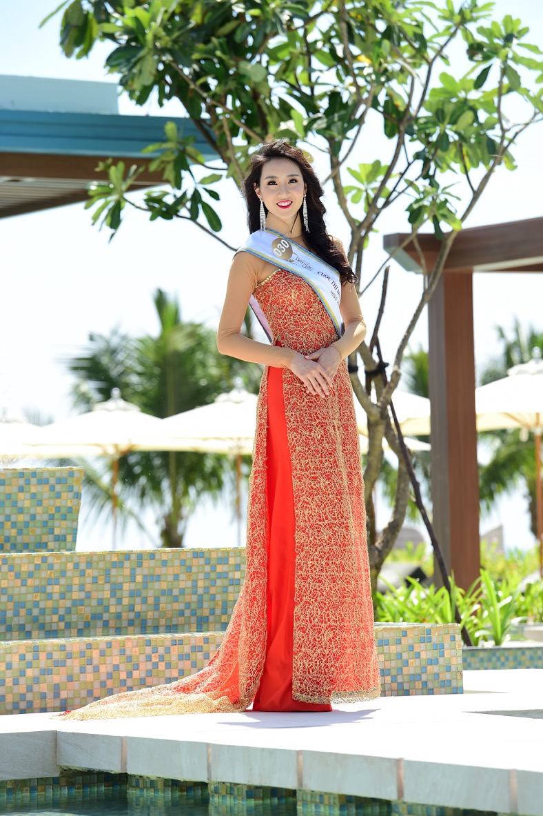 Chiều cao lý tưởng giúp Teresa Tran nổi bật hơn trong tà áo dài truyền thống