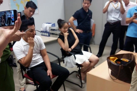 Nữ tiếp viên hàng không và chồng bị bắt quả tang cất giấu vàng trái phép