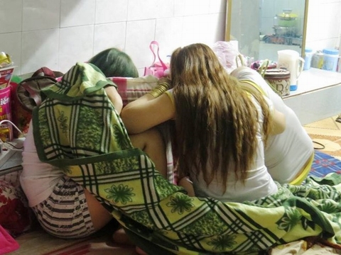 Bị bắt quả tang kích dục cho khách, 'gái' massage chạy toán loạn