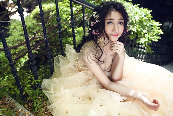 Hòa Minzy đang sống trong cảnh nợ nần