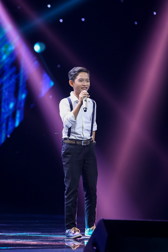Mở màn chương trình, thí sinh Hoàng Minh Chánh thể hiện tự tin ca khúc Giọt sương trên mí mắt với chất giọng khàn đặc biệt. Bên cạnh đó, phần trình diễn tự tin và truyền lửa đến tất cả khán giả đã giúp cho Minh Chánh ghi điểm điểm thêm trong mắt các Huấn luyện viên.