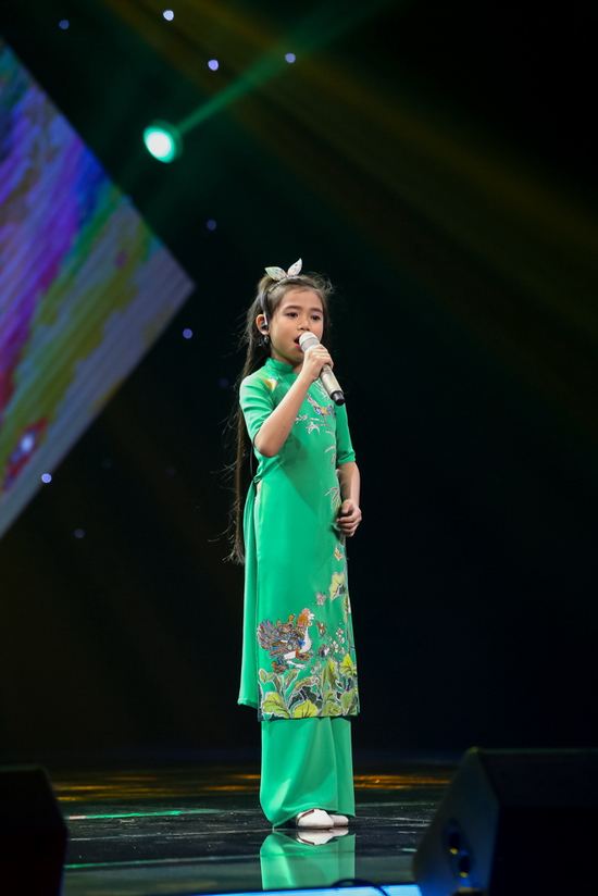 Thí sinh Hiền Trân sở hữu ngoại hình “ốc tiêu” nhưng giọng hát vô cùng xuất sắc, uyển chuyển ở những đoạn luyến láy qua bài hát Bà mẹ quê. Ông Cao Thắng chia sẻ cô bé giống như một thiên thần nhỏ đứng trên sân khấu hát.