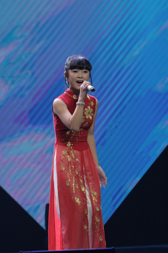 Noo Phước Thịnh chia sẻ: “Chú nhìn thấy ở con những thứ mà tương lai chú có thể làm được cho con và cả ekip của chú, trong đó có nhạc sĩ Nguyễn Hải Phong”. Ông Cao Thắng cho rằng: “Con phải thật sự tập trung và bình tĩnh, nói nhiều chưa chắc đã làm nhiều đâu con ạ. Vì anh Thịnh rất bận, team anh Thịnh chỉ có 1 mình anh Nguyễn Hải Phong thôi còn team của anh có anh, có chị Đông Nhi. Một mình chú Nguyễn Hải Phong không thể lo được hết cho các thí sinh trong khi đội của anh chị có nhân lực rất là đông”. Màn “chặt chém” không dừng lại ở đó, Noo Phước Thịnh nhanh chóng phản pháo: “Chú có thể bận rộn một chút nhưng sao con không nghĩ chú bận rộn để lo cho các con. Nếu mà chú bận rộn thì sao chú có thể ngồi đây”. Không “chịu thua” hai đội còn lại, Vũ Cát Tường lên tiếng: “Đội của chú Noo có ai thì con cũng đã biết rồi, đội của cô Nhi và chú Thắng có ai con cũng biết rồi. Còn đội của Tường có ai thì con về đây con mới biết được”.