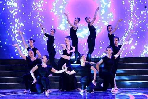 Linh Nga kiêu kì trên sân khấu tổng duyệt Hoa hậu Bản sắc Việt