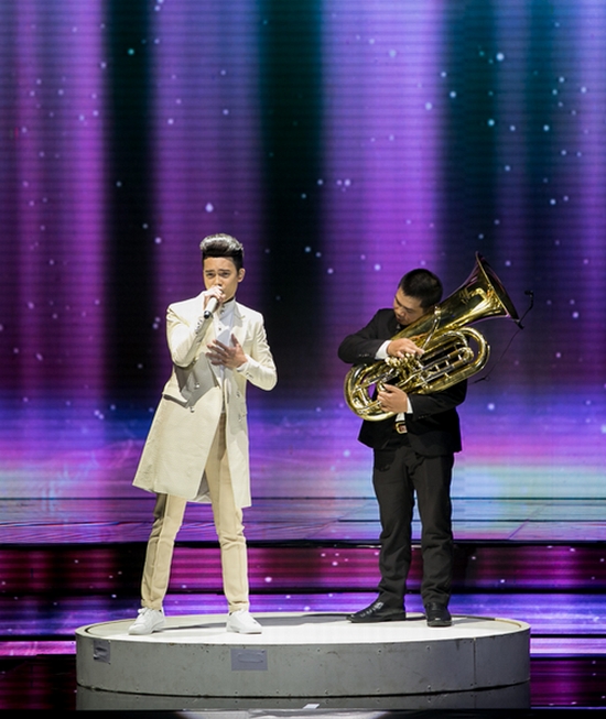 “Hoàng tử buồn” Tuấn Phương đã mang đến co công chúng hai phần trình diễn đầy cảm xúc. Nếu như Ừ thì có sự mới mẻ ở bản phối khi kết hợp giữa nét hiện đại của ca khúc cùng với tiếng kèn Tuba cổ điển của nghệ sỹ Minh Chiều thì ở tiết mục tiếp đó, Tuấn Phương đã thổi hồn mình qua nhạc phẩm Để dành với cách thể hiện riêng. Giọng ca của anh tiếp tục chạm đến trái tim của hàng triệu khán giả.