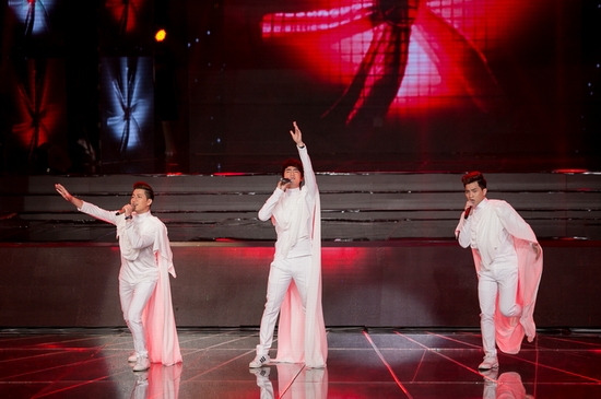 Nhóm The Wings “lột xác” với hai phần dự thi với hai phong cách khác nhau. Nếu Nhìn lại mang hơi hướng tự sự đầy sâu lắng thì Bước đến bên em thể hiện sự cuồng nhiệt và máu lửa của ba chàng trai có ngoại hình sáng sân khấu.