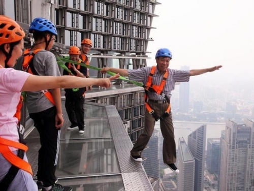 Đi bộ giữa lưng chừng trời