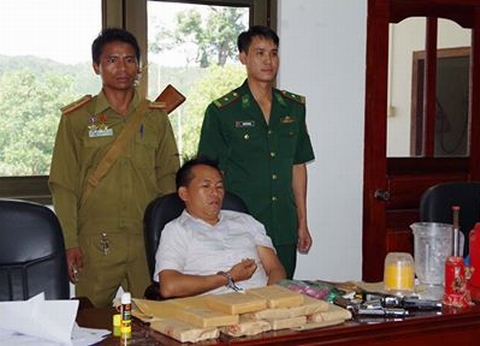 Bắt đối tượng Lào mang theo súng, vận chuyển ma túy