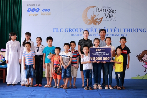 Tại chương trình, Tập đoàn FLC cùng các thí sinh đã trao nhiều phần quà là các nhu yếu phẩm, sách vở, đồ dùng học tập…với tổng giá trị gần 90 triệu đồng.