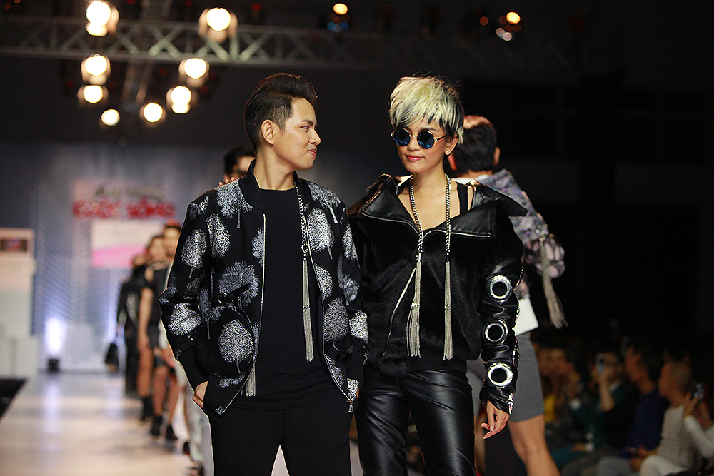 Trương Thị May cực ngầu khi giả trai trên sàn catwalk