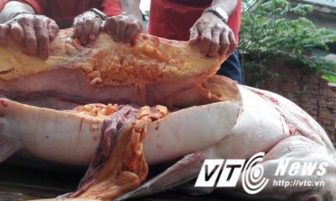 Việc xẻ thịt, chế biến cho thực khách được tiến hành ngay sau đó. 